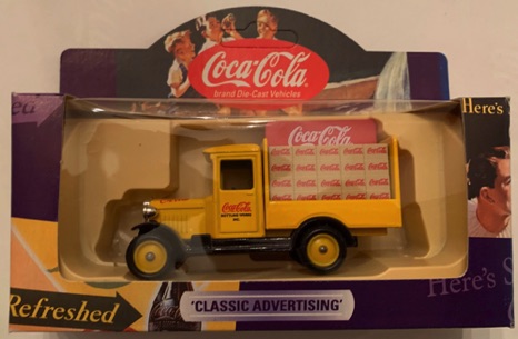 10254-1 € 10,00 coca cola auto classic advertising geel met kratjes ca 7 cm.jpeg
